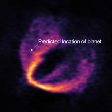 Esta imagen revela un «estrechamiento» en el material, que indica la presencia de uno de los planetas