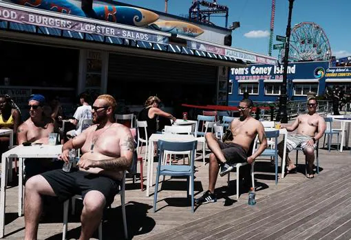 Varias personas disfrutan del verano en Coney Island (Nueva York)
