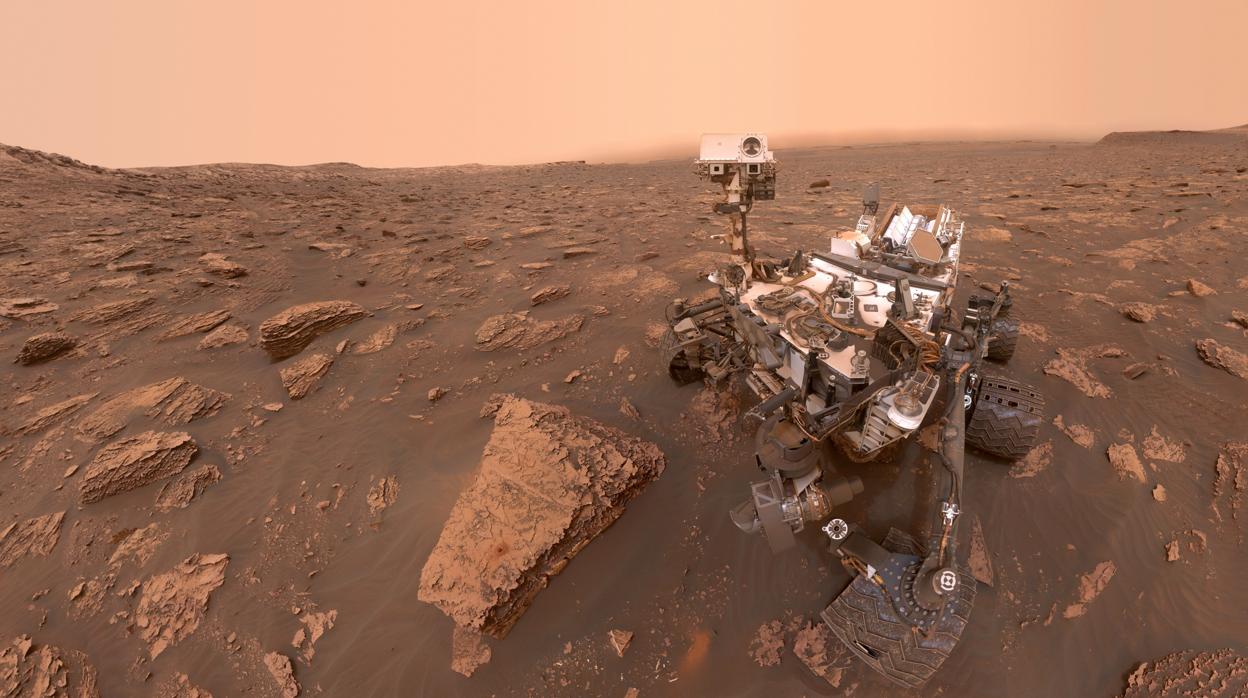 Autorretrato del rover Curiosity durante la tormenta en el cráter Gale de Marte