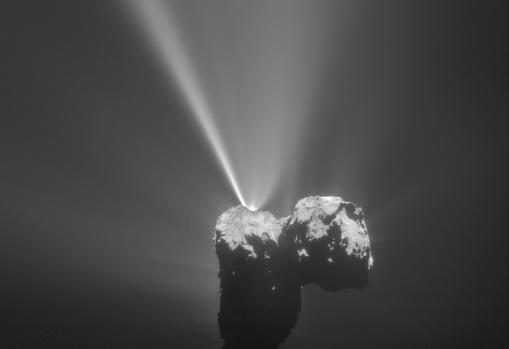 Chorro de gas expulsado del cometa 67P/Churyumov Gerasimenko, un objeto de cuatro kilómetros de longitud