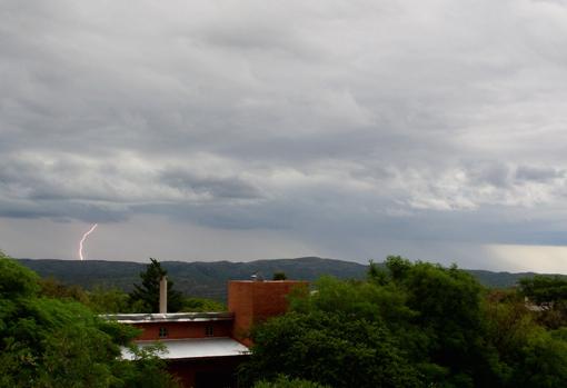 El aire siempre está cargado de electricidad, aunque esto es solo visible en las tormentas