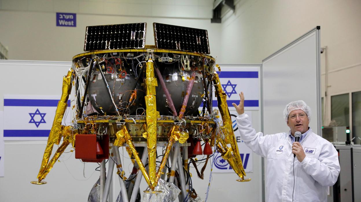 El director del Programa Industrial Aeroespacial israelí, Ofer Doron, presenta la nave que lanzarán a la Luna