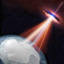 En esta representación artística, un blazar emite tanto neutrinos como rayos gamma que podrían ser detectados por el IceCube