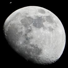 La ISS se puede ver como un pequeño objeto en la parte superior izquierda de esta imagen de la Luna en la tarde del 4 de enero de 2012