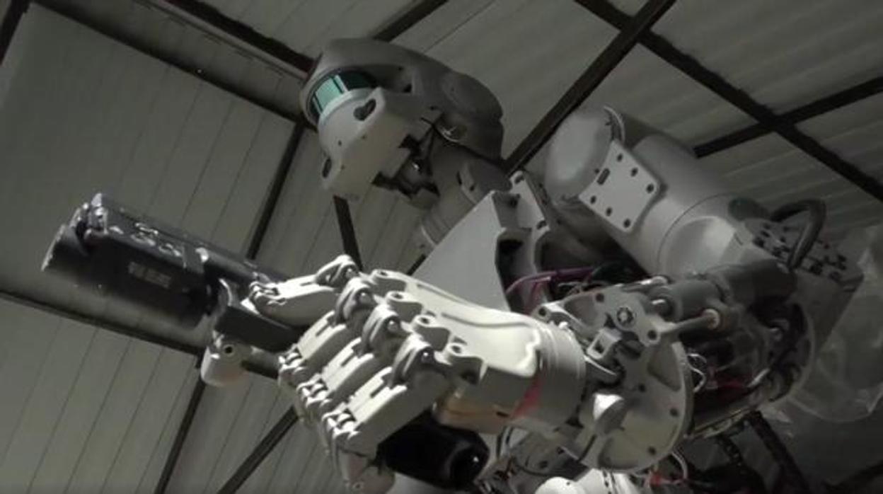 Robot FEDOR, «Final Experimental Demonstration Object Research», portando un arma