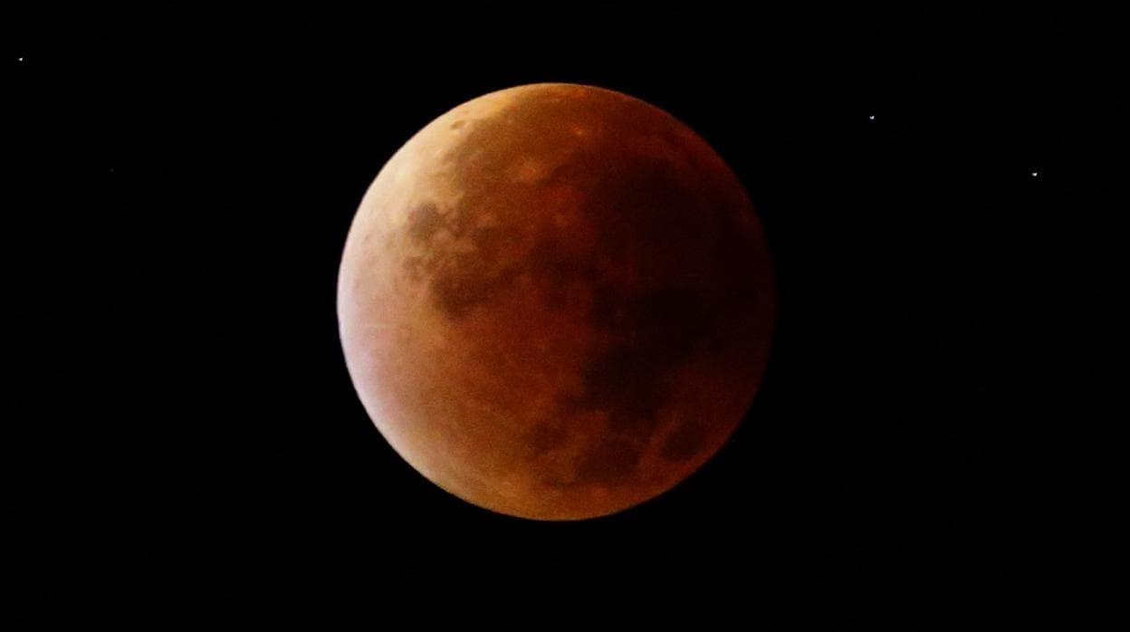 Durante el eclipse de Luna la atmósfera de la Tierra teñirá de naranja la luz que llega al satélite
