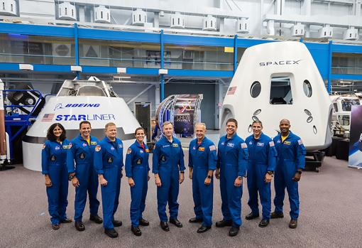 La tripulación escogida para la CST-100 Starliner de Boeing (izquierda) y la Crew Dragon de SpaceX