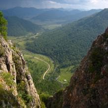 Vista del valle donde se encuentra la cueva de Denisova