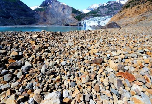 Piedras arrastradas por el tsunami. Esta capa de piedras tiene un grosor de dos metros. Al fondo se aprecia el límite del glaciar y la parte de la montaña que se deslizó