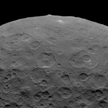 La prominente montaña Ahuna Mons visible en Ceres