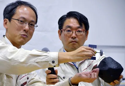 A la izquierda, el responsable del proyecto Hayabusa 2, Yuichi Tsuda