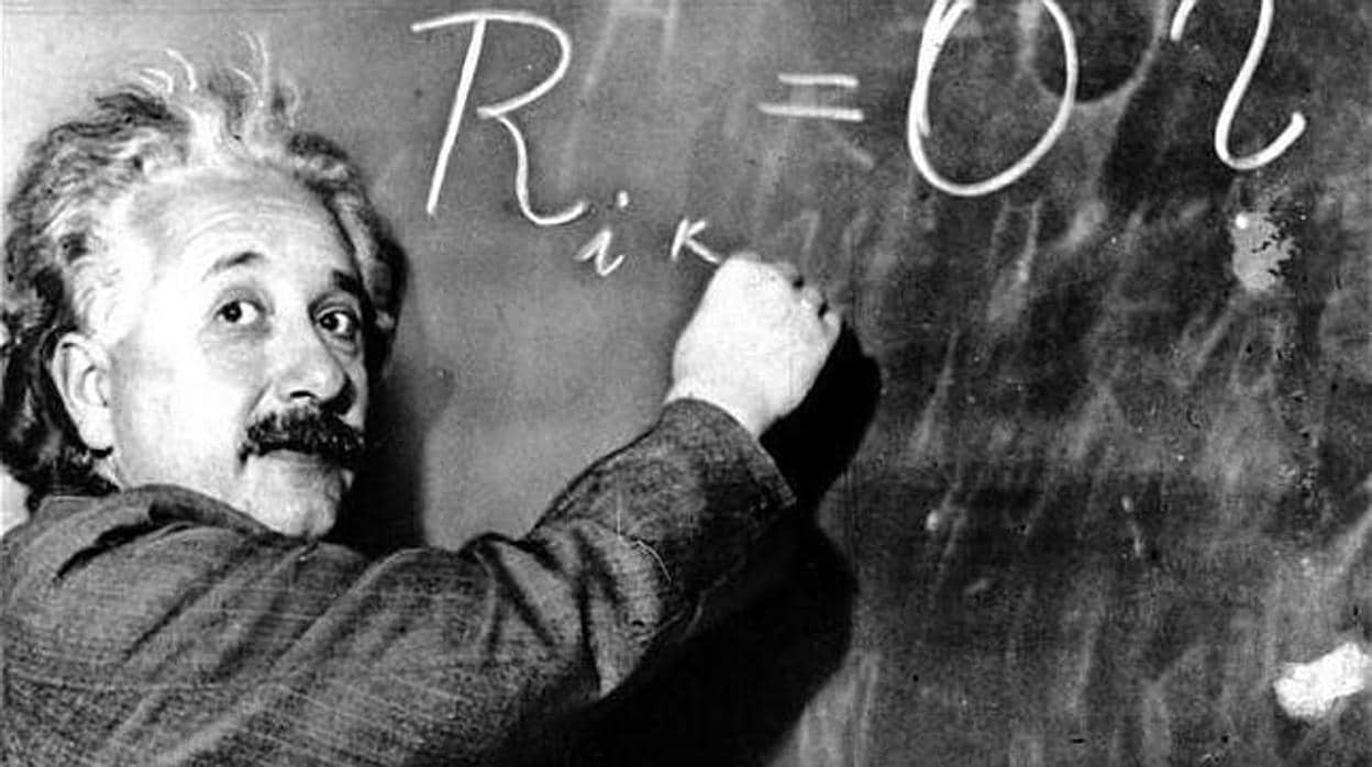 Einstein escribe una fórmula en una pizarra