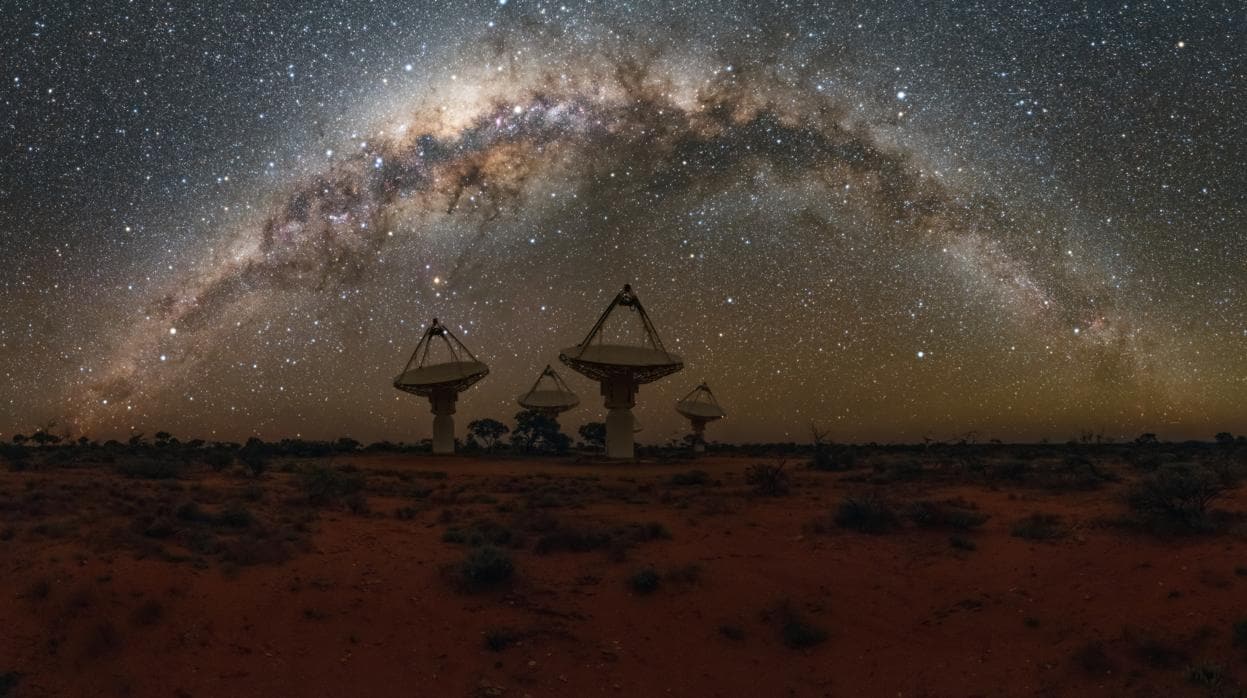 Las antenas del SKA Pathfinder australiano de CSIRO con la Vía Láctea por encima