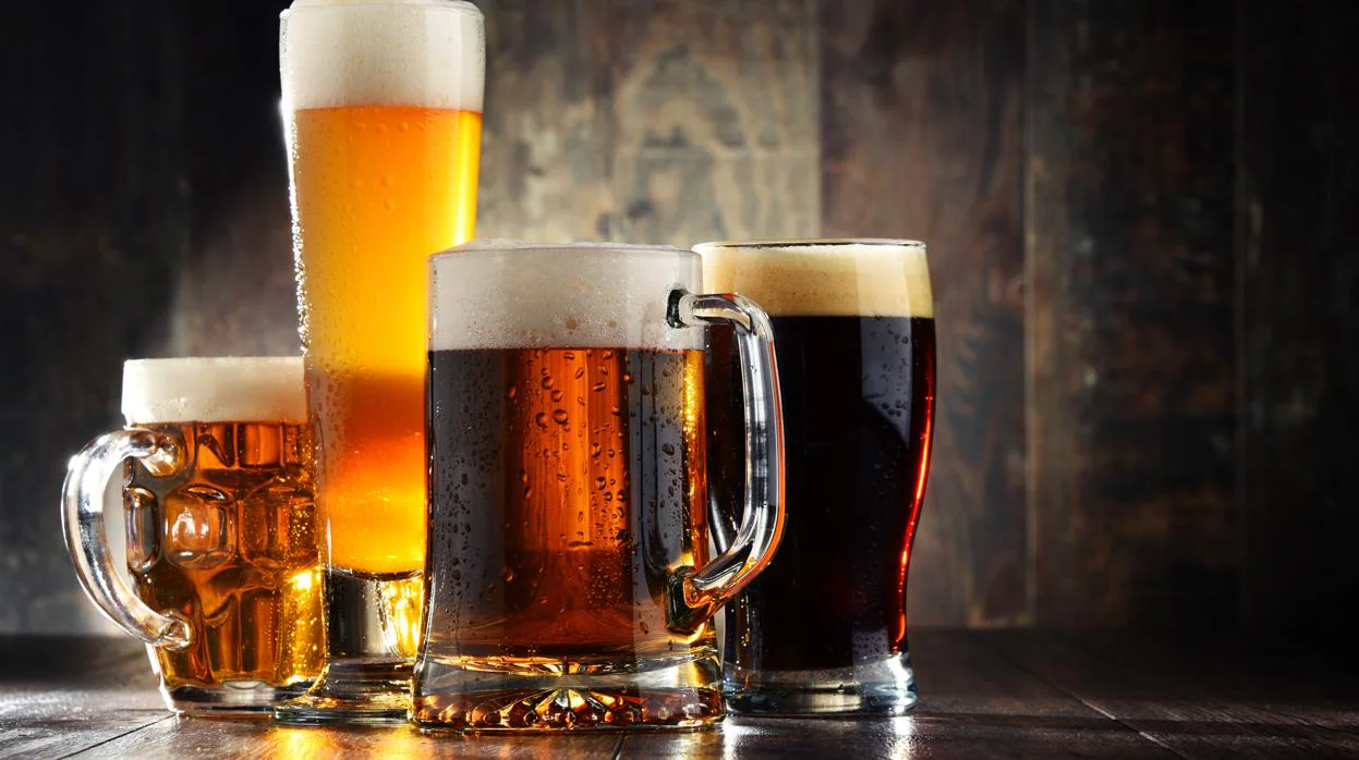 Unos vasos de cerveza, la bebida alcohólica más popular del mundo