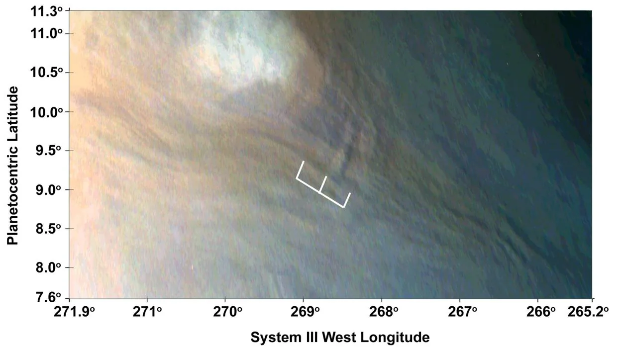 En la imagen de la JunoCam se aprecian perfectamente tres grandes olas desplazándose por la atmósfera de Júpiter