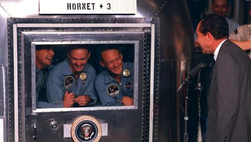 El presidente de Estados Unidos, Richard Nixon, saluda a los astronautas dentro de un vehículo de cuarentena, básicamente una caravana modificada