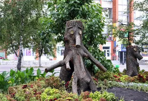 Esculturas de dos trífidos en las calles de Penza, Rusia