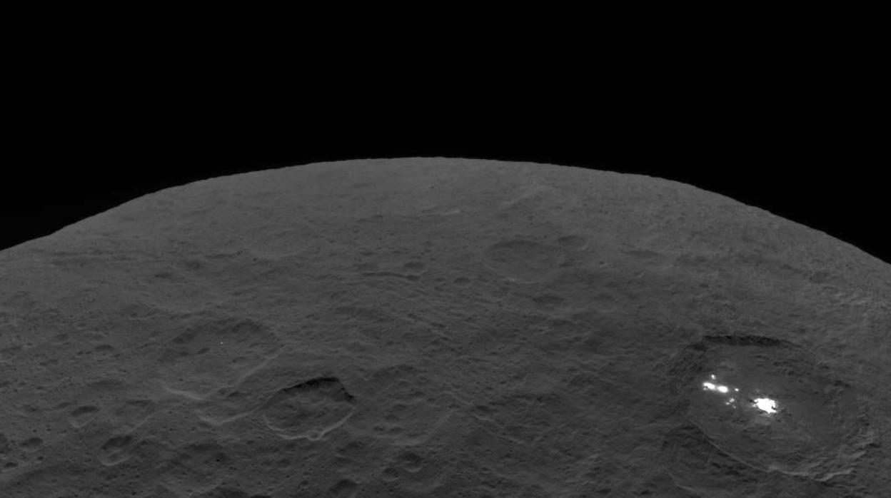 Superficie del planeta enano Ceres, captada por Dawn. Es el mayor objeto del cinturón de asteroides