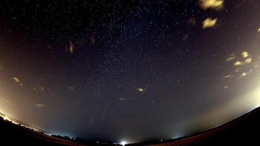 Los meteoros son más conocidos por el nombre de estrellas fugaces. No son estrellas, sino partículas muy pequeñas ardiendo en la atmósfera