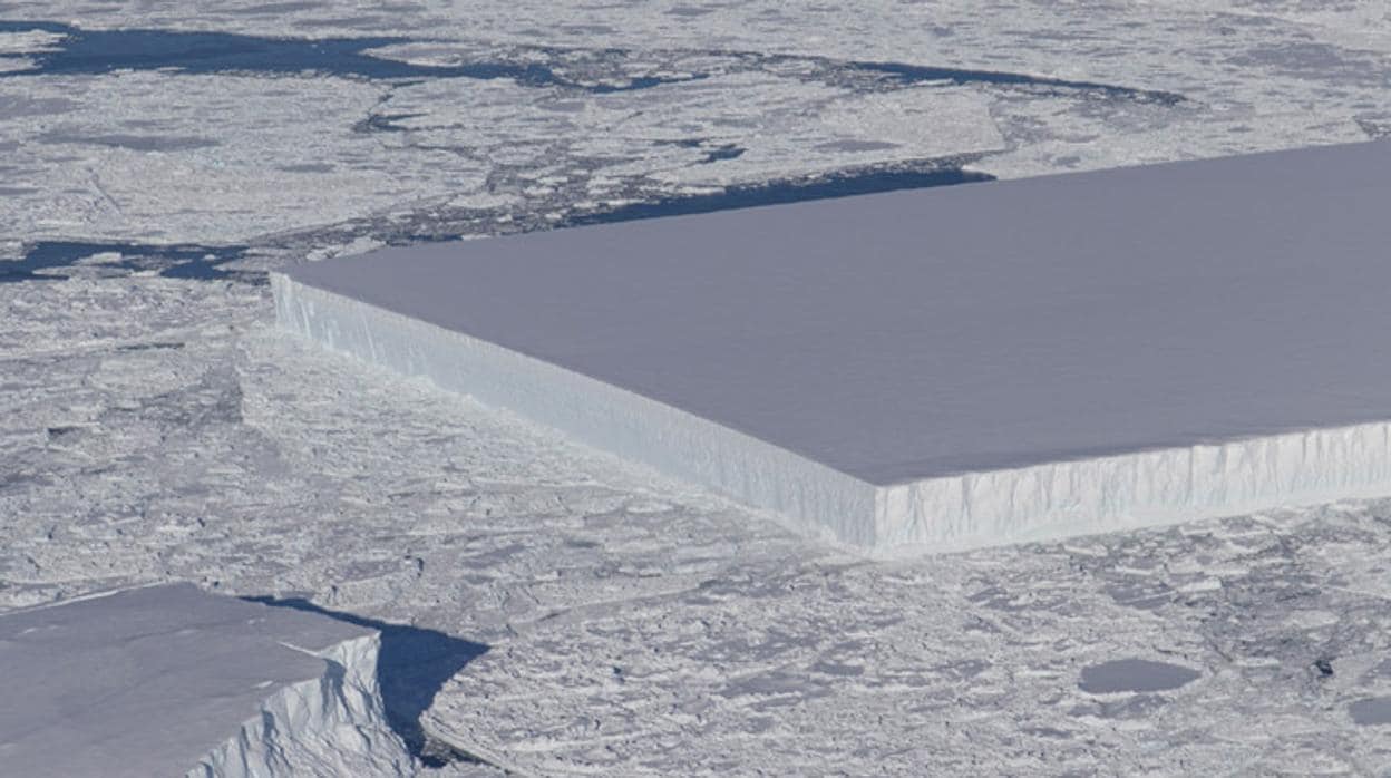 Placa de hielo fotografiada en octubre. Una fractura natural creó esta caprichosa forma