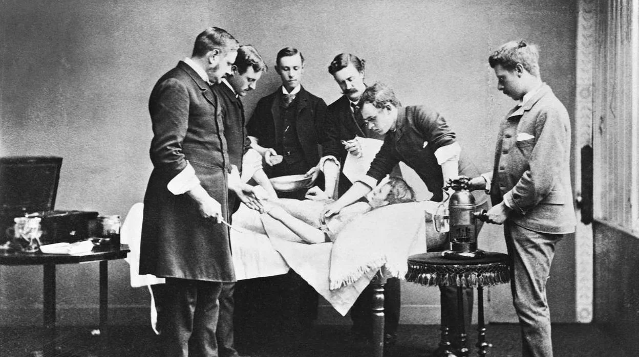 Médicos de la época victoriana examinando un cadáver