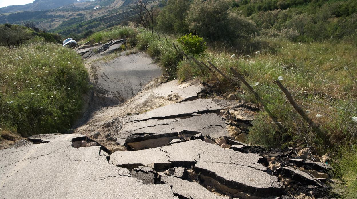 Efectos de un movimiento de tierra en una carretera. Nueva Zelanda sufre 15.000 terremotos cada año