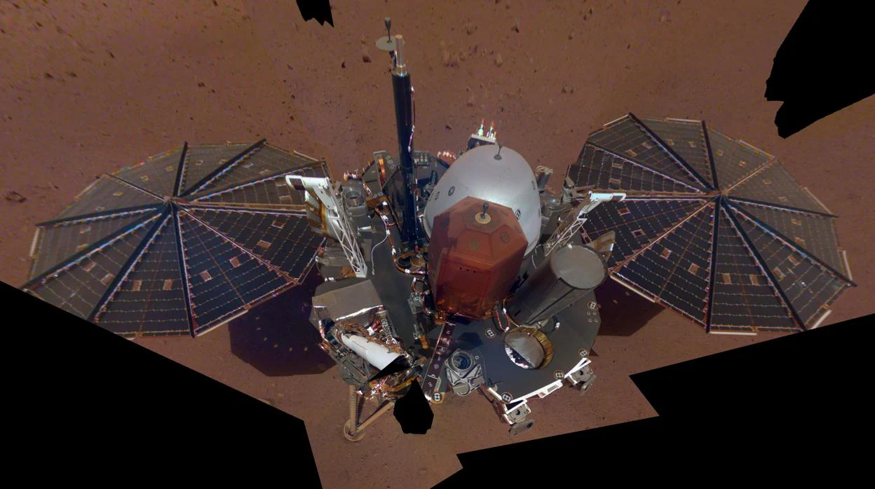 Primera autofoto del aterrizador InSight en Marte. Muestra los paneles solares y la cubierta, con los instrumentos científicos, los sensores meteorológicos y la antena UHF en la parte superior
