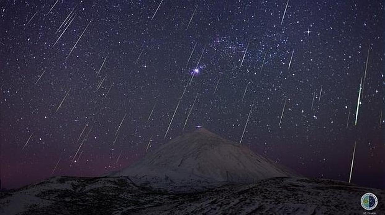 Composición de la lluvia de estrellas fugaces Gemínidas sobre el Teide, en Tenerife