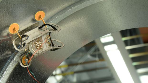 Así sube por las paredes y camina por el techo este mini-robot, el futuro de los motores