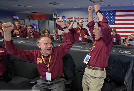 Momentos de alegría vividos en el centro de control de la NASA en Pasadena, California, tras el aterrizaje de Insight