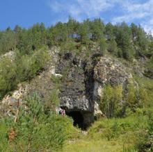 Entrada a la cueva de Denisova