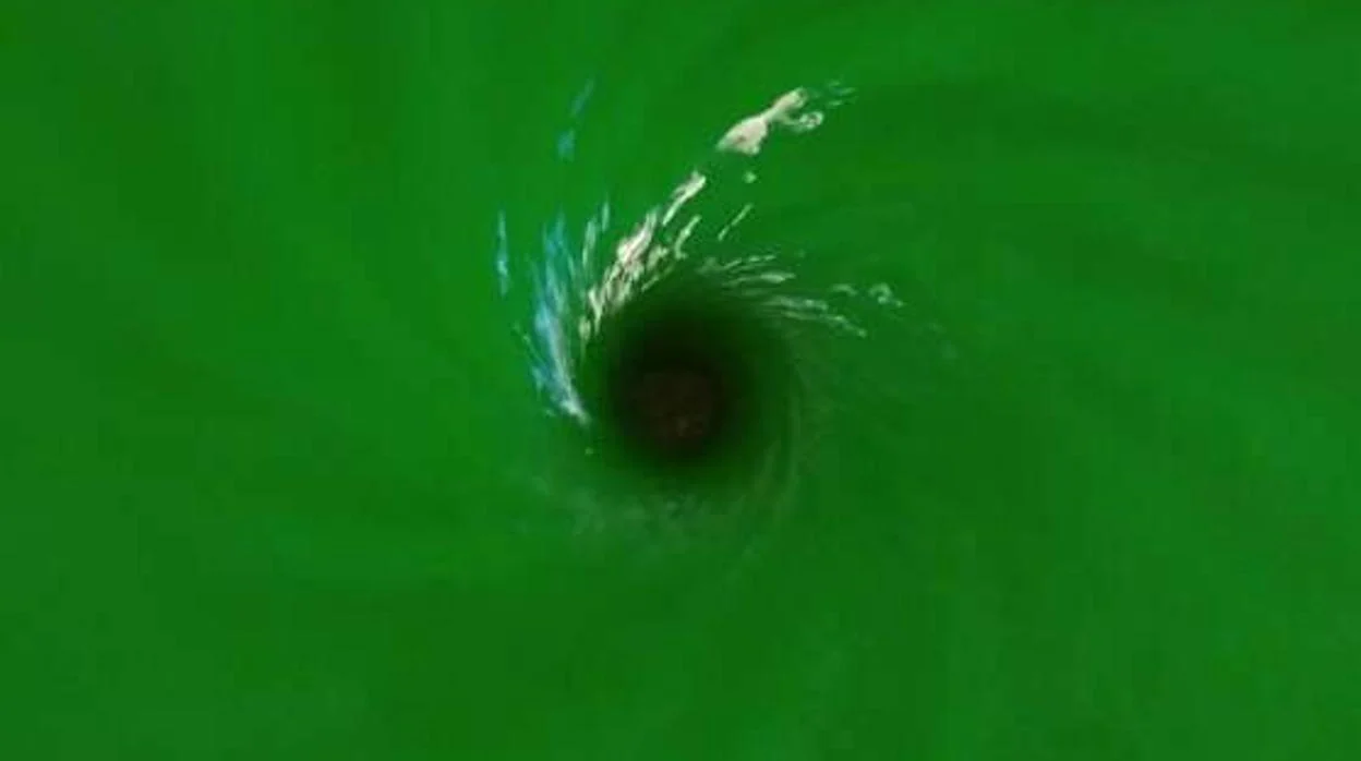 El experimento reproduce los patrones de oscilación de las ondas gravitacionales tras el choque de dos agujeros negros
