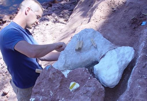El estudiante de la Universidad de Ohio, Tobin Hieronymus, excavó parte del esqueleto de Mnyamawamtuka mientras escalaba la superficie del acantilado en 2007