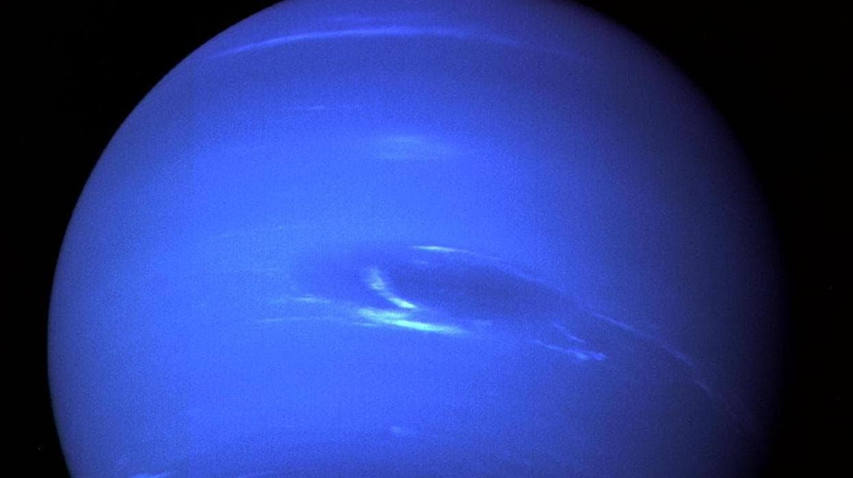 Fotografía a color real de Neptuno captada por la sonda Voyager 2 en el año 1989