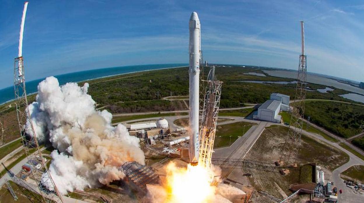 La sonda Beressheet va a bordo de un cohete Falcon 9, como el de la foto lanzado en 2016