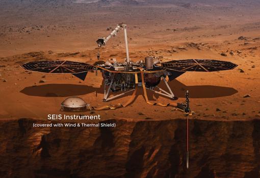 Aspecto de la sonda Insight, con el sismómetro desplegado a la izquierda. A la derecha, el taladro HP3