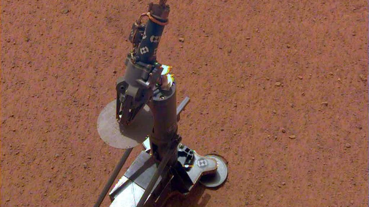 El equipo de InSight después de ser desplegado sobre la superficie terrestre de Marte