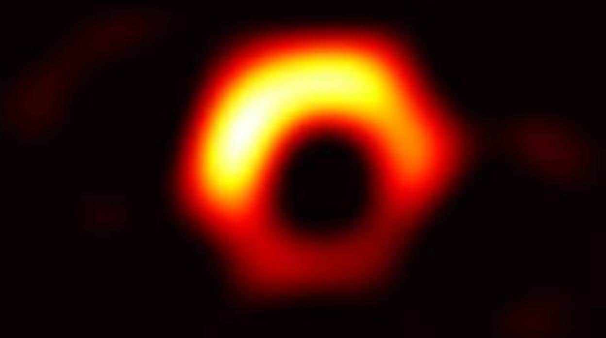 Simulación que muestra el aspecto del agujero negro central de la galaxia M87