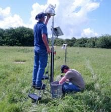 Los investigadores instalan sensores de campo eléctrico en antenas terrestres que ayudan a determinar la dirección actual que dispara rayos en las nubes