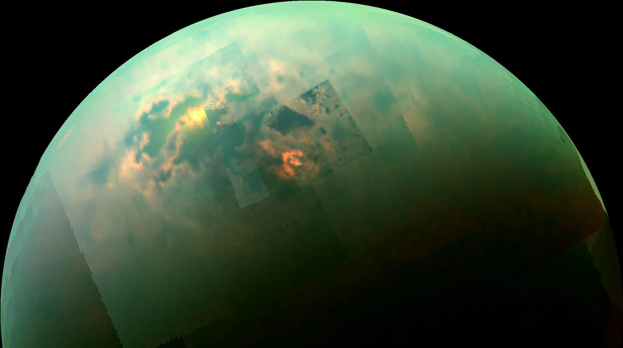 El Sol brilla en los mares del polo norte de Titán