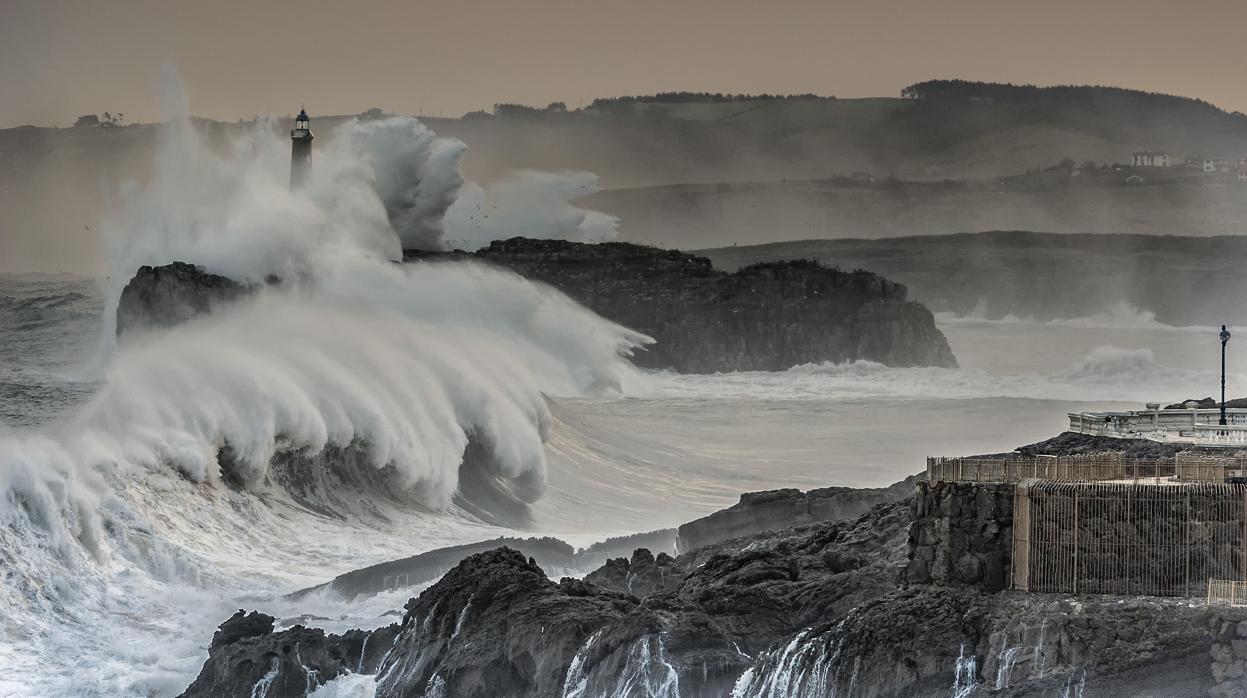 La altura de las olas ha aumentado en océanos de todo el mundo