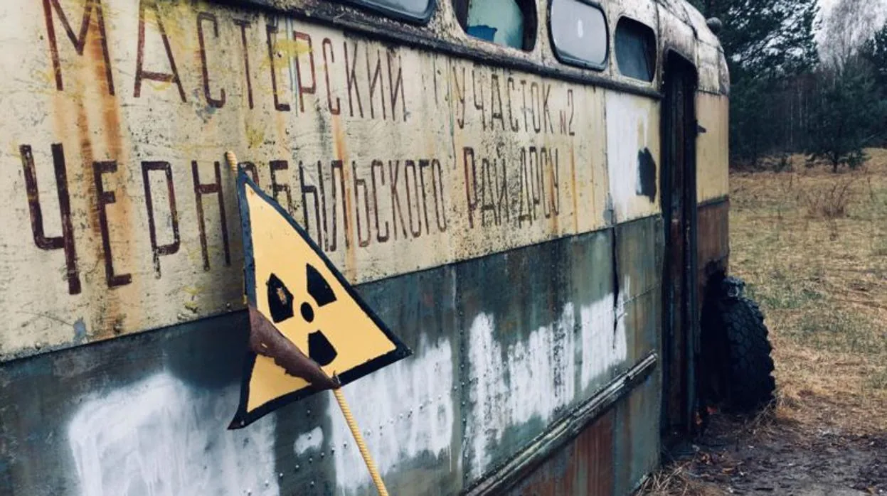 Un autobús abandonado perteneciente al Servicio de Reparación y Construcción de la carretera de Chernóbil