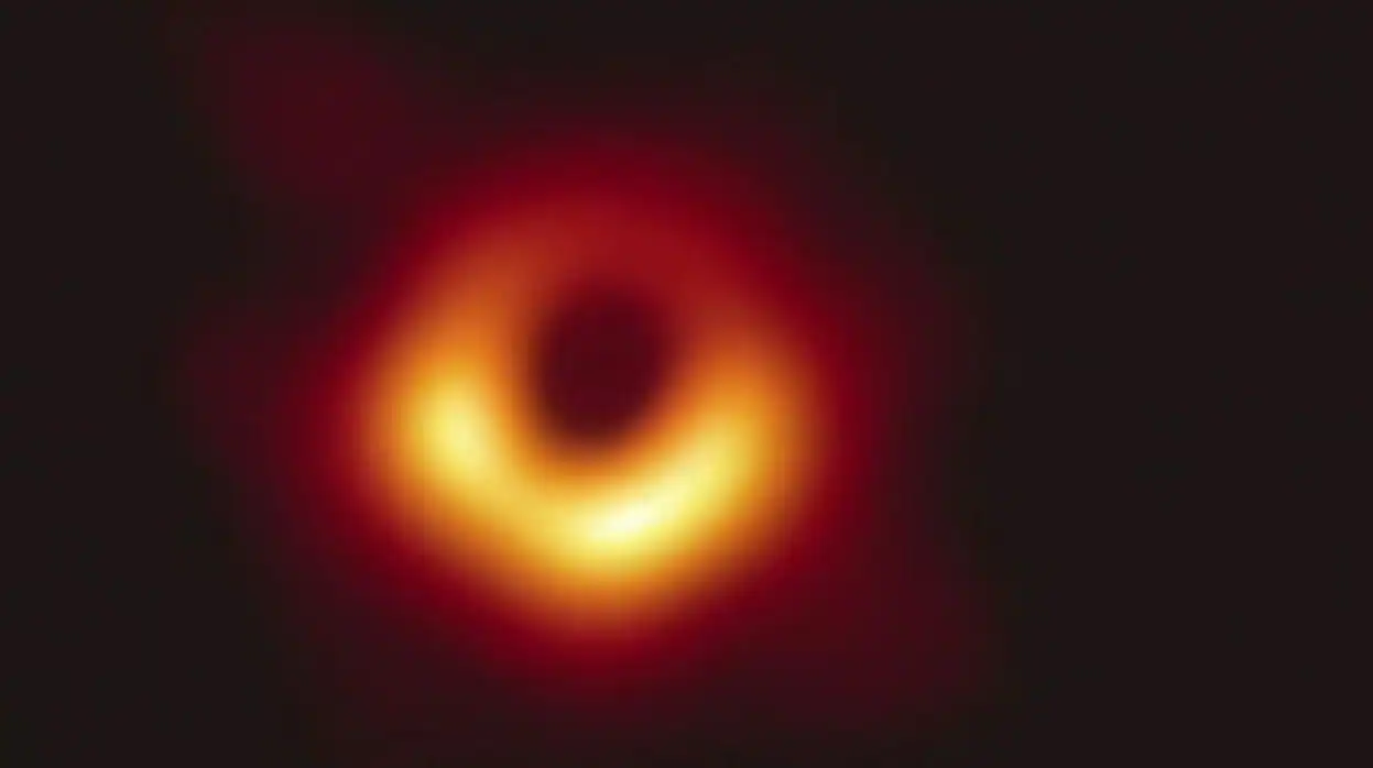 En imagen, primera fotografía de un agujero negro. Se trata del agujero negro central de la galaxia M87, a 55 millones de años luz de la Tierra