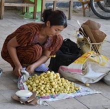 Esta mujer en el bazar de Bukhara vende una variedad de pequeñas manzanas amarillas dulces que cultiva localmente en Uzbekistán. Algunas de las frutas que se venden en estos mercados recorren grandes distancias, de forma similar a como lo harían durante la Ruta de la Seda