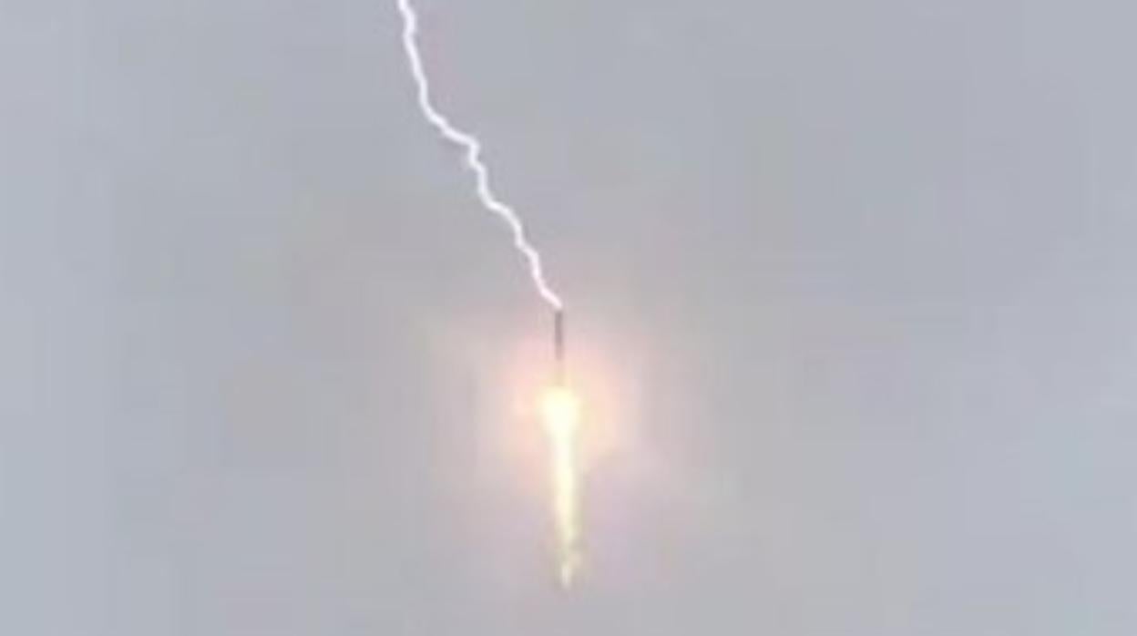 Momento del impacto del rayo en el cohete Soyuz