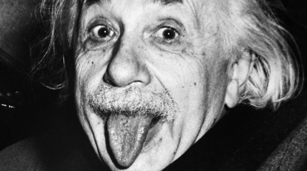 Einstein en su icónica fotografía mostrando la lengua