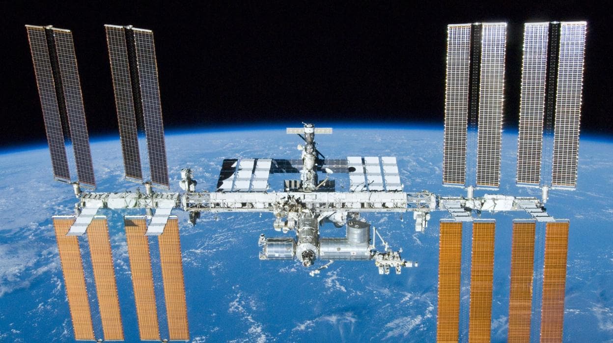 La Estación Espacial Internacional está a 400 kilómeros de altura y viaja a unos 27.600 kilómetros por hora