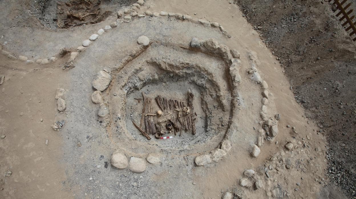 La excavación de la tumba M12, en la que se encontró el brasero. En la foto, el brasero se puede ver en el borde inferior central del círculo central