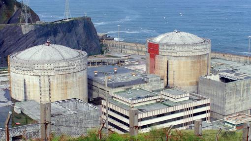 Edificios de contención en la inacabada central nuclear de Lemóniz