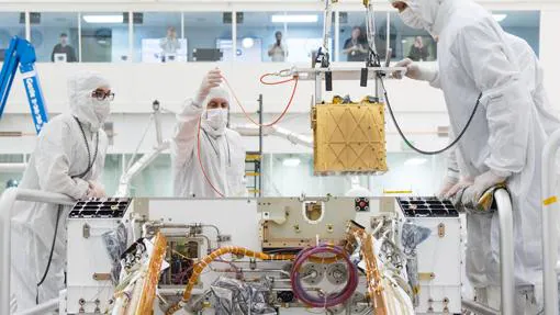 Los ingenieros instalan el experimento MOXIE en la sonda del Mars 2020